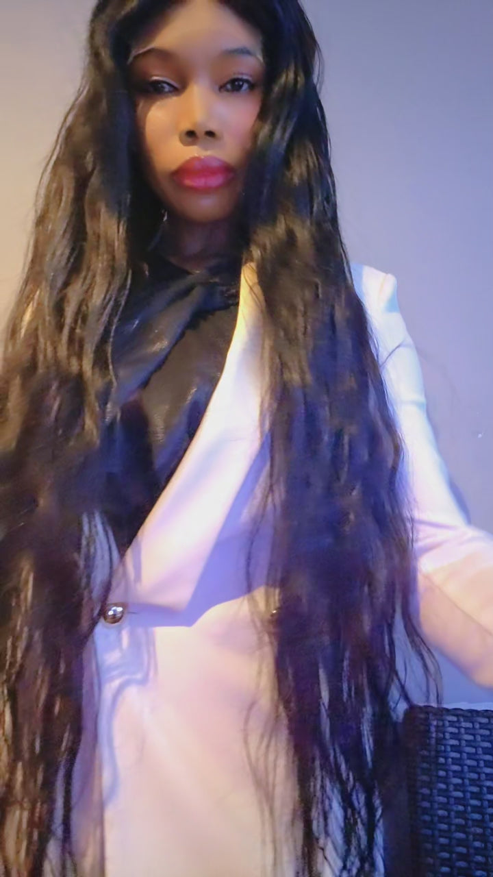Volume, longueur et élégance en 1 pose. Lace front naturelle, ondulations glamour, effet “salon” immédiat.
Tu veux une chevelure longue, fluide et élégante sans effort ?
Cette perruque l